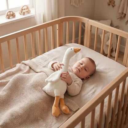 bébé allongé berceau câline peluche bebe oie blanc