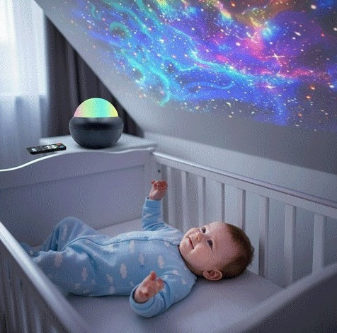 bebe allonge berceau leve bras regarde galaxie veilleuse projection bebe
