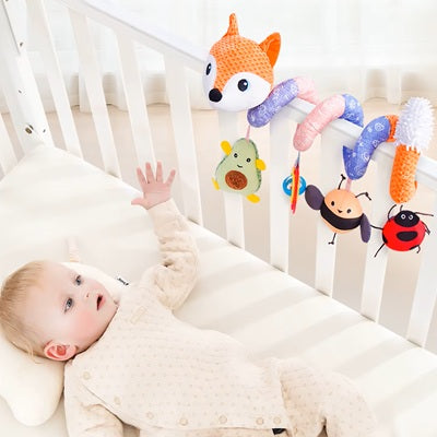 bebe allonge dos dans berceau regard hochet autour barreau