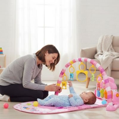 bebe allonge dos sous arche deveil joue hochets maman tient