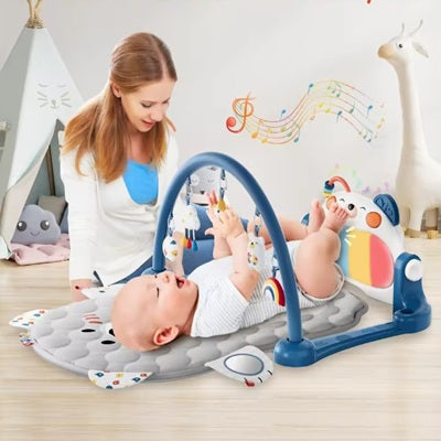 bebe allonge dos sur tapis d activite bebe maman surveille