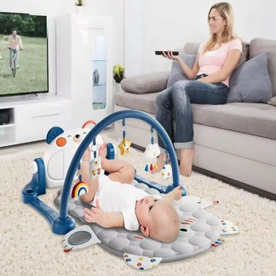 bebe allonge dos tapis d activite bebe maman regarde tele