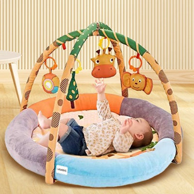 bebe allonge dos tapis d eveil bebe touche hochet girafe