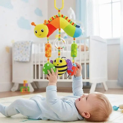 bébé allongé dos tapis touche hochet bebe chenille
