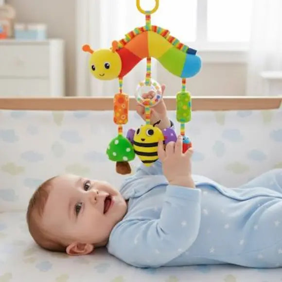 bébé allongé dos touche hochet bebe chenille