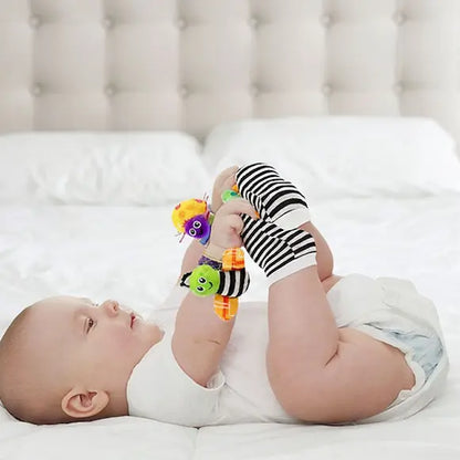 bébé allongé joue hochet bébé mains pieds