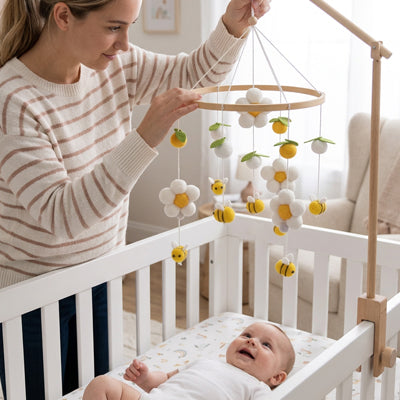 bebe allonge regarde mobile bebe maman fixe anneau au support