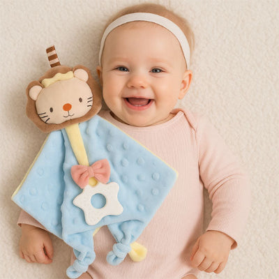 bebe allonge sourit doudou bebe sur bebe