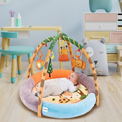 bebe allonge sur dos dans tapis d eveil bebe girafe