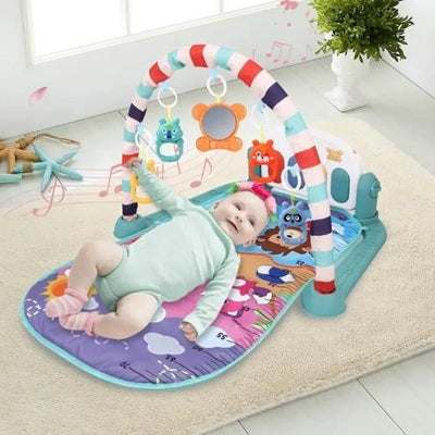 bebe allonge sur tapis d eveil piano