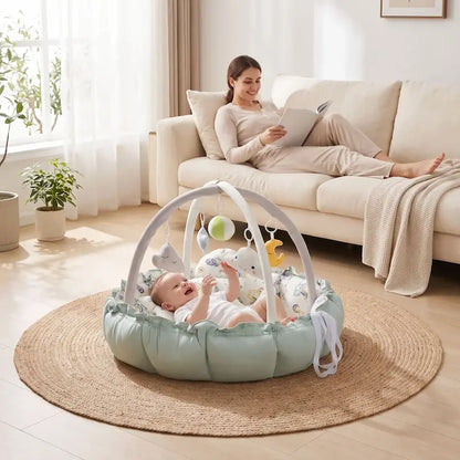bébé allongé tapis d'éveil bébé joue hochets suspendus maman canapé lit