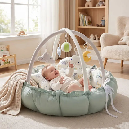 bébé allongé tapis d'éveil bébé lève mains attrape hochets suspendus