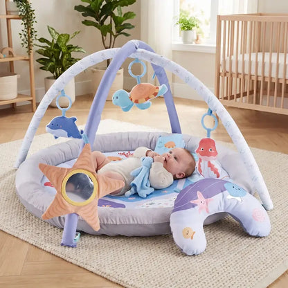 bébé allongé tapis d'éveil bebe suce doigt regarde hochets