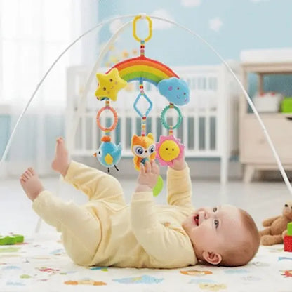 bébé allongé tapis sol joue éléments suspendus hochet bebe