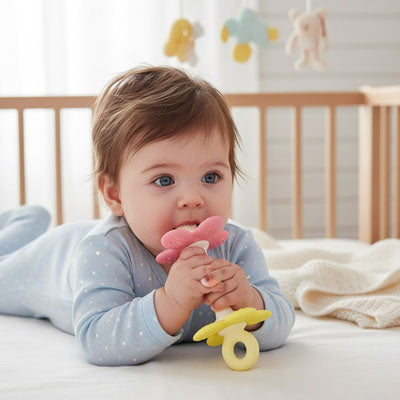 bebe allonge tient anneau dentition bebe bouche