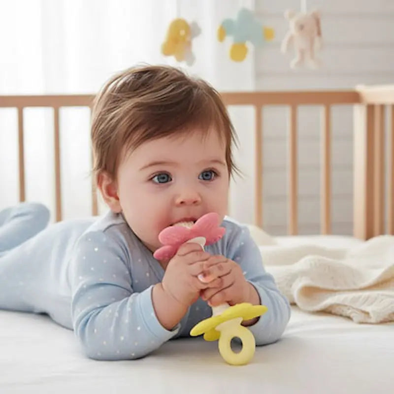 bébé allongé tient anneau dentition bébé bouche