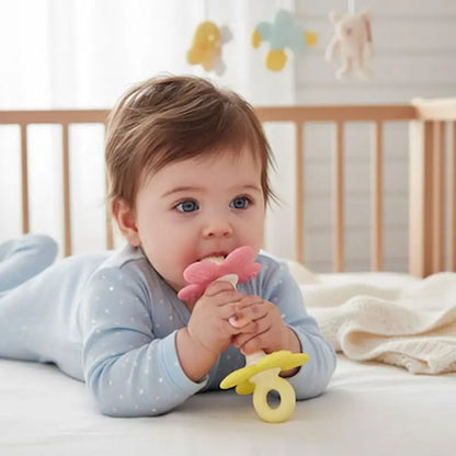 bébé allongé tient anneau dentition bébé bouche