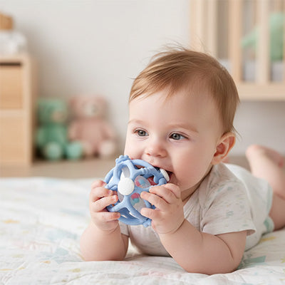 bebe allonge ventre sur lit mordille hochet bebe