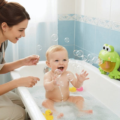 bebe assis baignoire attrappe bulles jouet de bain maman regarde