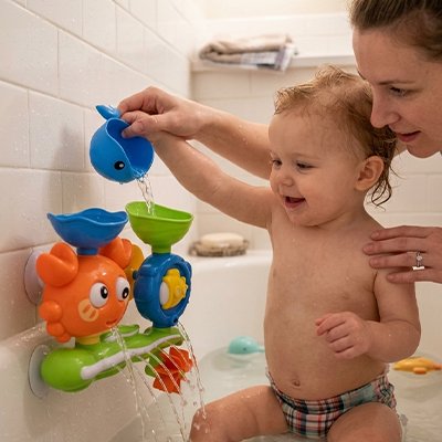 bebe assis bain verse avec maman eau jouet baignoire bebe