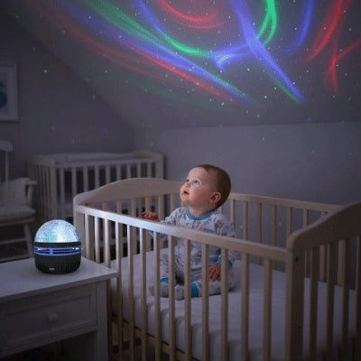 bebe assis berceau admire etoiles veilleuse projection bebe