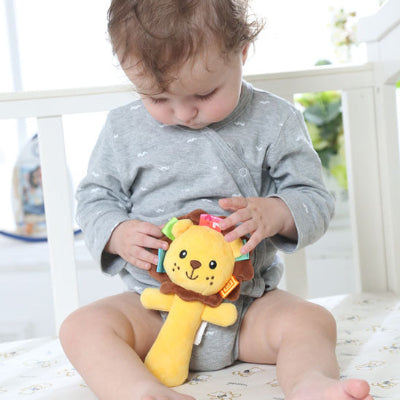 bebe assis berceau joue hochet bebe