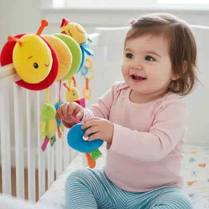 bébé assis berceau joue hochet pour bebe chenille colorée