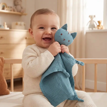 bébé assis berceau tient mains doudou bebe chat bleu