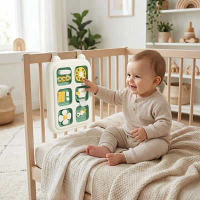 bebe assis berceau touche avec main tableau activites busy board