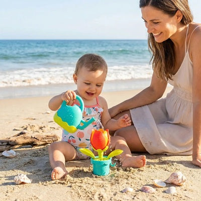 bebe assis bord mer arrose jouet baignoire bebe maman surveille