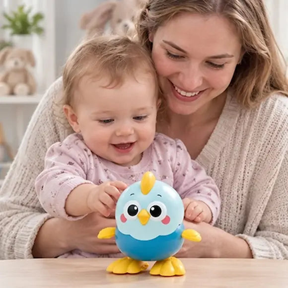 bébé assis bras maman touche jouet bebe poussin bleu