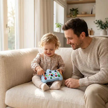 bebe assis canape avec busy board bebe papa assis regarde