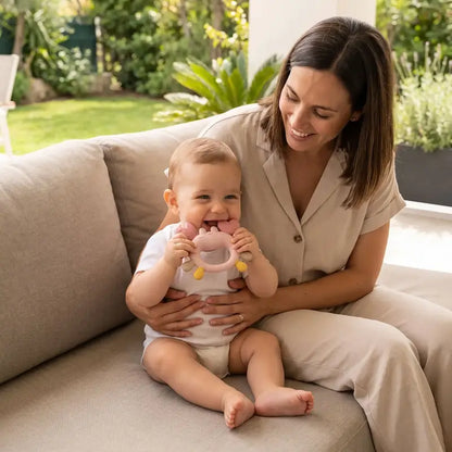 bébé assis canapé avec maman mord anneau dentition bébé crabe