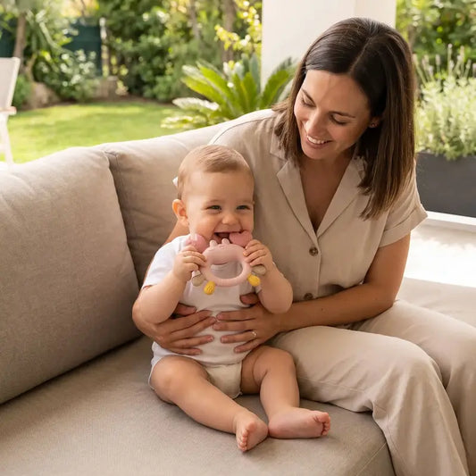 bébé assis canapé avec maman mord anneau dentition bébé crabe