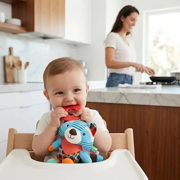 bébé assis chaise haute mordille peluche bebe raton laveur