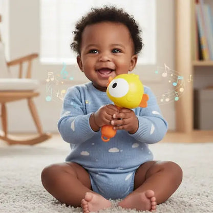 bébé assis chambre tient hochet pour bebe poussin