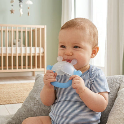 bebe assis coussin tient anneau de dentition bleu pres bouche