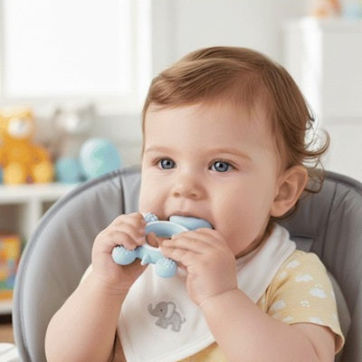 bebe assis dans chaise haute mord anneau dentition bebe