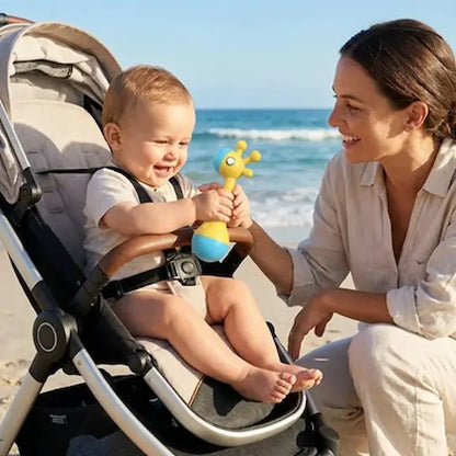 bébé assis dans poussette joue hochet bébé maman regarde