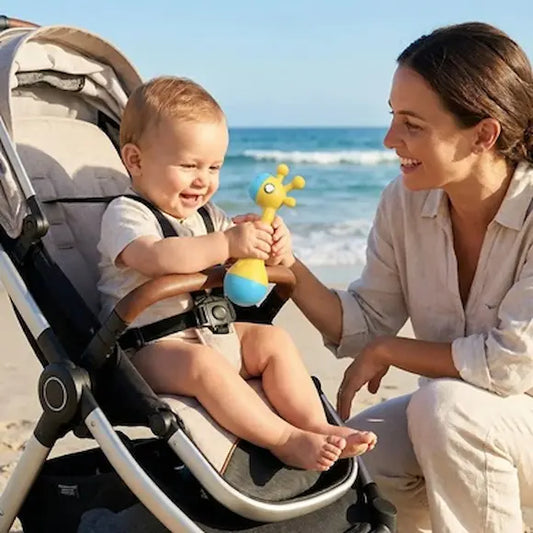 bébé assis dans poussette joue hochet bébé maman regarde