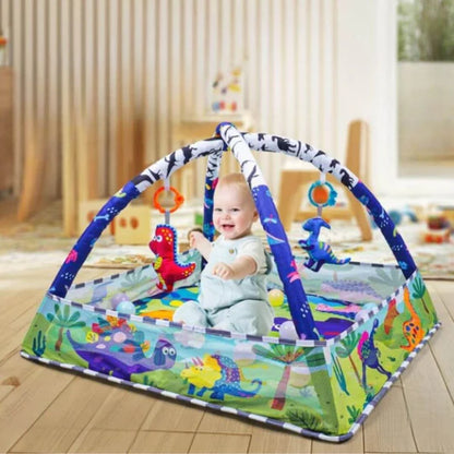bebe assis dans tapis d eveil bebe joue hochets