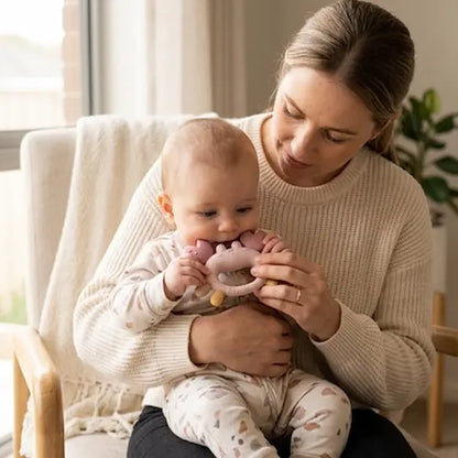 bébé assis genou maman mord anneau dentition bébé crabe