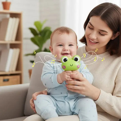 bébé assis genou maman tient hochet pour bebe grenouille