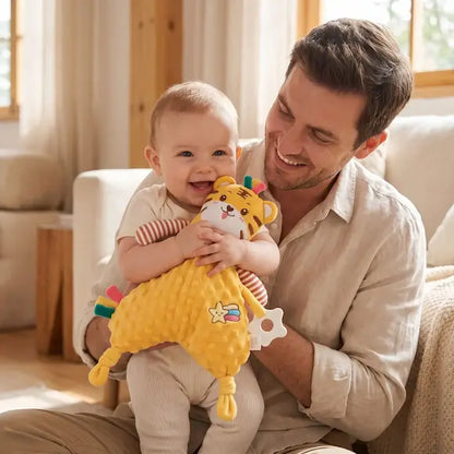 bébé assis genou papa câline doudou bebe tigre rembourré jaune
