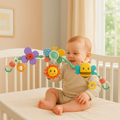 bebe assis joue avec mobile pour bebe