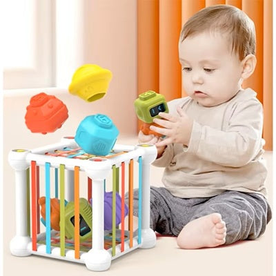 bebe assis joue concentre jouet bebe