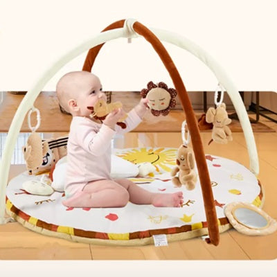 bebe assis joue hochet suspendus tapis de jeu bebe