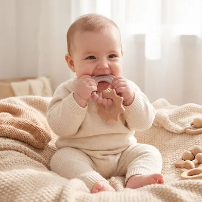 bébé assis lit mord anneau dentition bébé