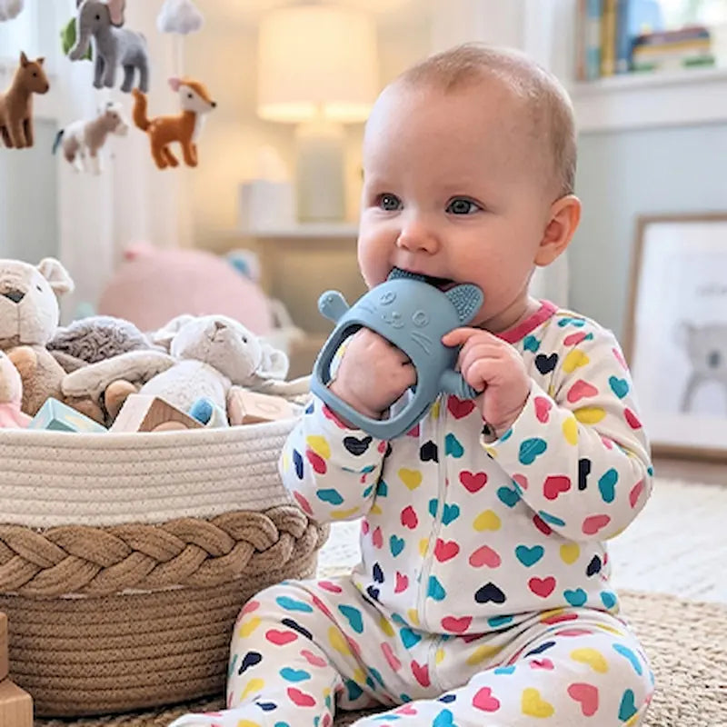 bébé assis main dans anneau de dentition bébé bleu