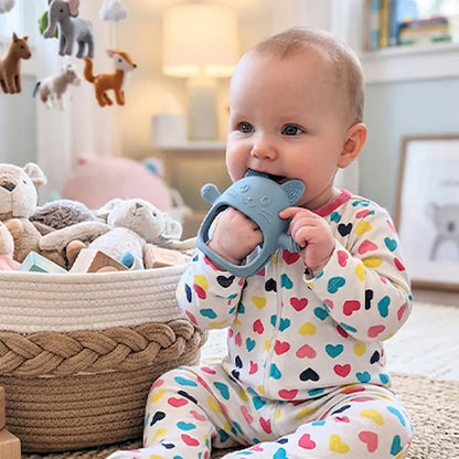 bébé assis main dans anneau de dentition bébé bleu